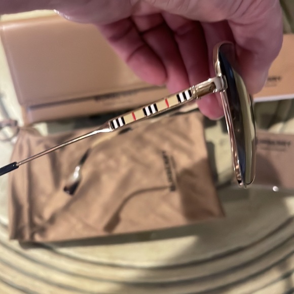 Burberry sunglasses - Picture 6 of 14